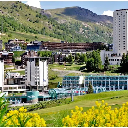 Sunny Penthouse With Mountain View - Happy 아파트